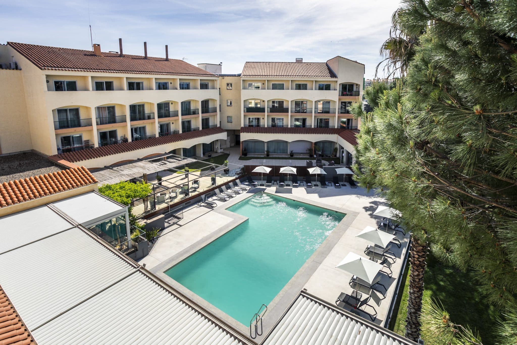 Terrasse et piscine du Mas des Arcades de Perpignan